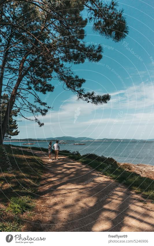 Junges Paar bei einem Spaziergang am Meer laufen wandern Frieden langsames Leben körperliche Aktivität Liebe Textfreiraum Frau männlich unbefestigter Weg Wald