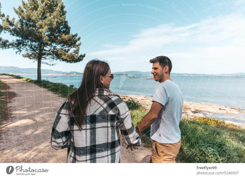 Junges Paar bei einem Spaziergang am Meer laufen wandern Frieden langsames Leben körperliche Aktivität Liebe Textfreiraum Frau männlich unbefestigter Weg Wald