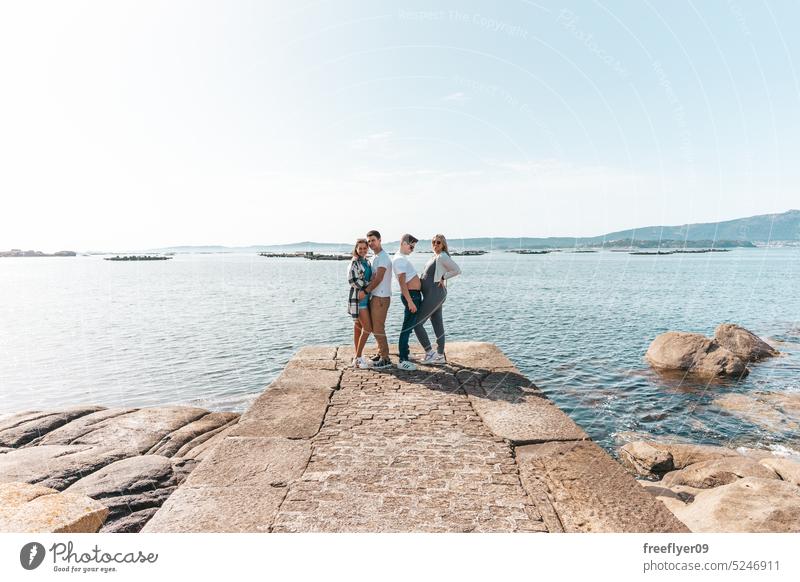 Ein schwangeres Paar und ein Junges am Meer Freunde jung außerhalb Frau MEER Sommer Menschen Lifestyle Freizeit schön Aktivität Fröhlichkeit Glück Strand Mann