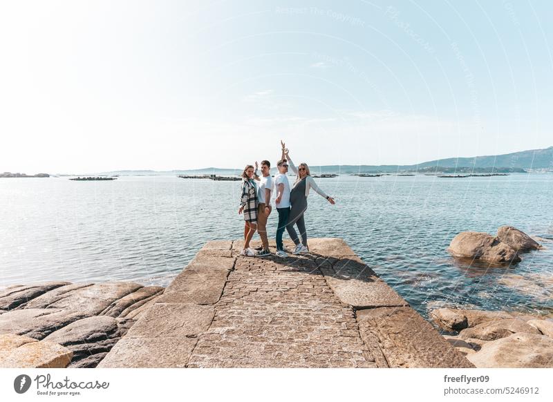 Ein schwangeres Paar und ein Junges am Meer Freunde jung außerhalb Frau MEER Sommer Menschen Lifestyle Freizeit schön Aktivität Fröhlichkeit Glück Strand Mann