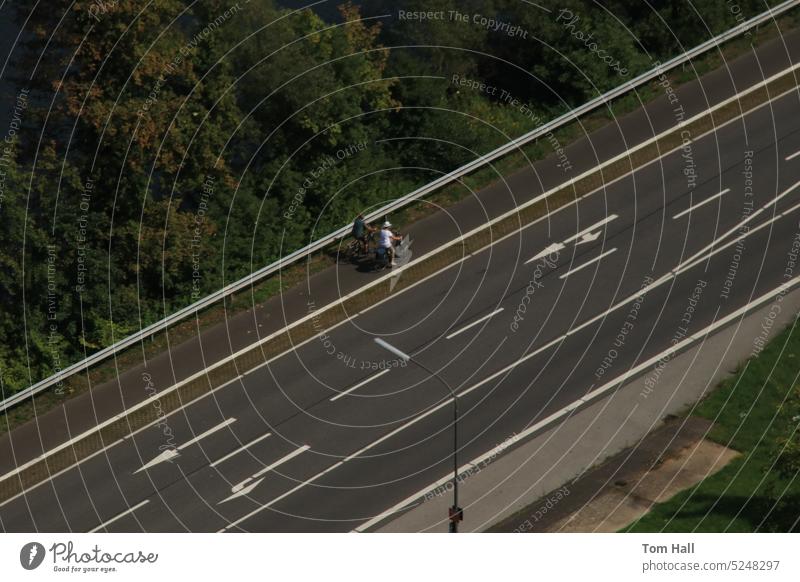 Umweltfreundlich Fahrrad Radfahrer autofrei Straße Autobahn Verkehr alternativer Transport grün