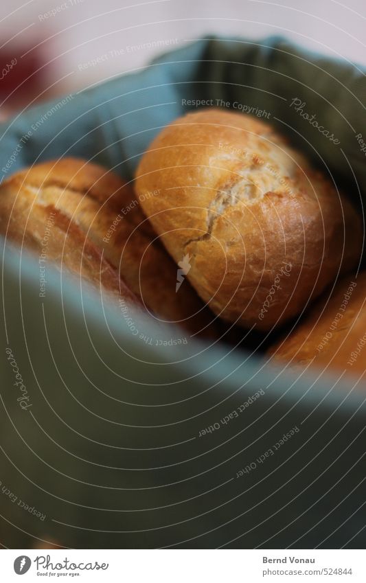 Frühstück! Lebensmittel Brötchen Ernährung braun grün schwarz Brotkorb genießen aufstehen wecken frisch Wochenende Farbfoto Innenaufnahme Nahaufnahme