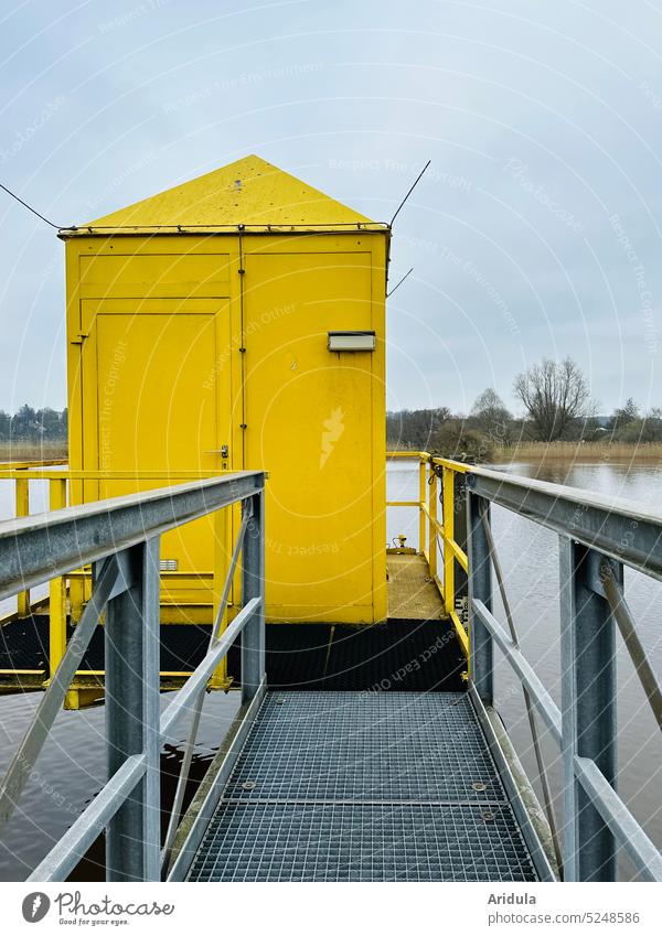 Überwachungsstation der Wasserstrassen Bundeswasserstrassen Pegelstand Lesum Deich Fluss Wasserstand Haus gelb Steg Ebbe Flut Gezeiten Stahl Geländer grau