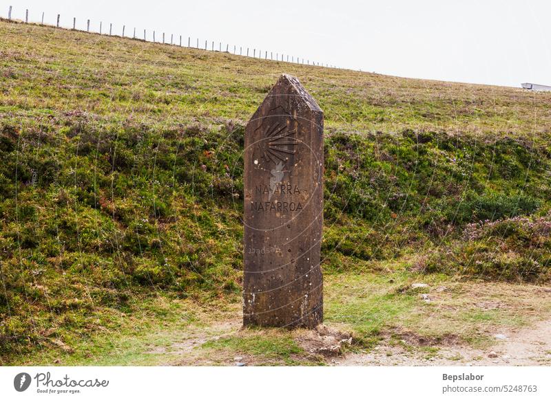 Pilgerweg-Markierungsstein mit Jakobsmuschel, französische Pyrenäen Fußweg Reise im Freien Pilgerfahrt Regie Regen Fotografie Natur Ländliche Szene