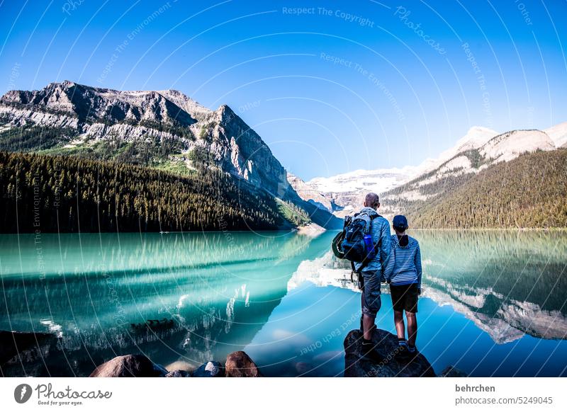 gemeinsam in die gleiche richtung Lake Louise stille friedlich Einsam Einsamkeit Himmel Liebe Kindheit Ausflug Vertrauen Junge Wanderer Zusammensein Eltern Mann