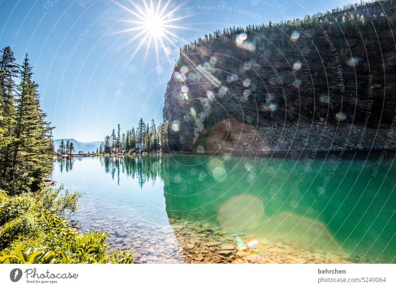 zauberwelt beeindruckend Gletschersee Felsen Steine Gegenlicht Abenteuer Freiheit Alberta Sonne Sonnenlicht Sonnenstern See Landschaft Berge u. Gebirge Kanada