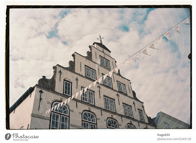 Friedrichstadt in Schleswig-Holstein friedrichstadt Norddeutschland wimpel Fassade Architektur Nordsee Meer Sommer Sonne altes haus Denkmal Giebel Außenaufnahme