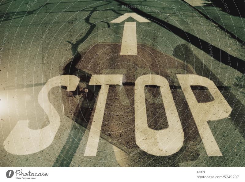 STOP - in the name of love analog Dia Lomografie Scan Doppelbelichtung analoge Fotografie analoge fotografie Experiment Fahrbahnmarkierung Warnschild Stadt