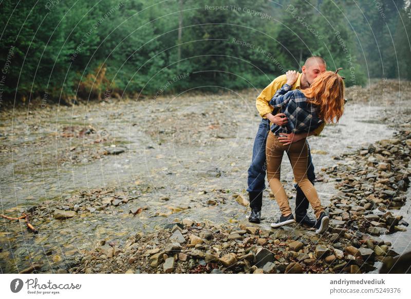 Playful glücklich gut aussehend Paar beim Spaziergang im Wald haben. Abenteuer in der Natur Konzept. Paar in den Bergen Glück aktiv Partnerschaft Wälder Liebe