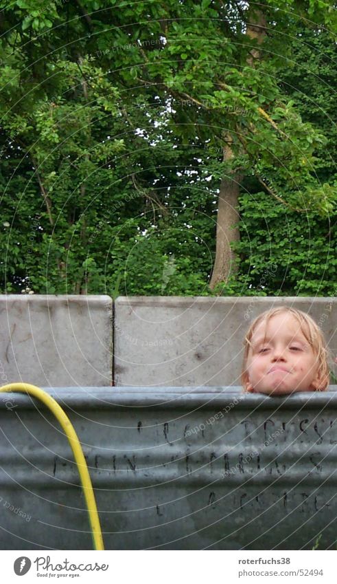 sommerbad Waschzuber grau Furche Überläufer Kind Baum Beton Schlauch Badewanne grinsen Wiese Wald Gartenschlauch gelb Außenaufnahme Momentaufnahme children