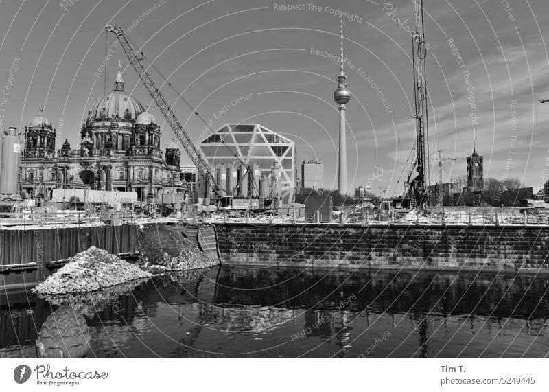 Baustelle Stadtschloß 2013 Berlin Fernsehturm s/w rathaus Spree baustelle Hauptstadt Stadtzentrum Architektur Deutschland Berlin-Mitte Außenaufnahme Großstadt