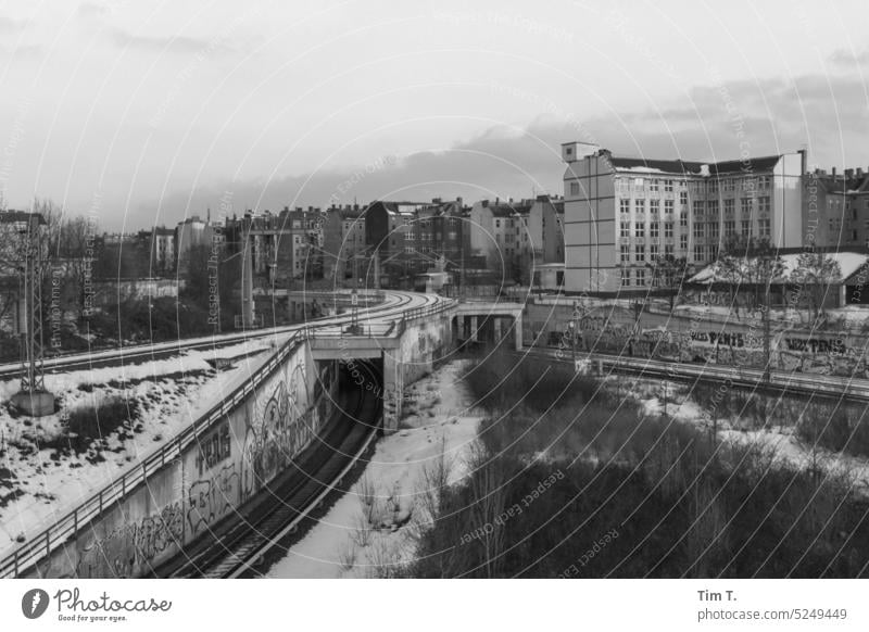 Prenzlauer Berg im Winter Schnee Berlin s/w Gleise Bahngleise Stadt Schwarzweißfoto Hauptstadt Stadtzentrum Außenaufnahme Altstadt Menschenleer Tag bnw