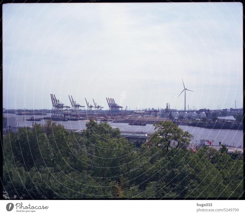 Hamburg 1 Hafen Elbe Hamburger Hafen Schifffahrt Außenaufnahme Fluss Hafenstadt Farbfoto Stadt Menschenleer Sehenswürdigkeit blau Binnenschifffahrt Verkehr