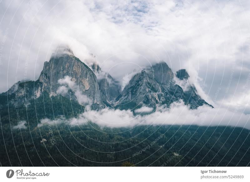 Valentinstagskirche, Seis am Schlern, Italien. Schlernberg mit Regenwolken im Hintergrund Kirche Berge u. Gebirge M beeindruckend Dolomiten Europa Sommer