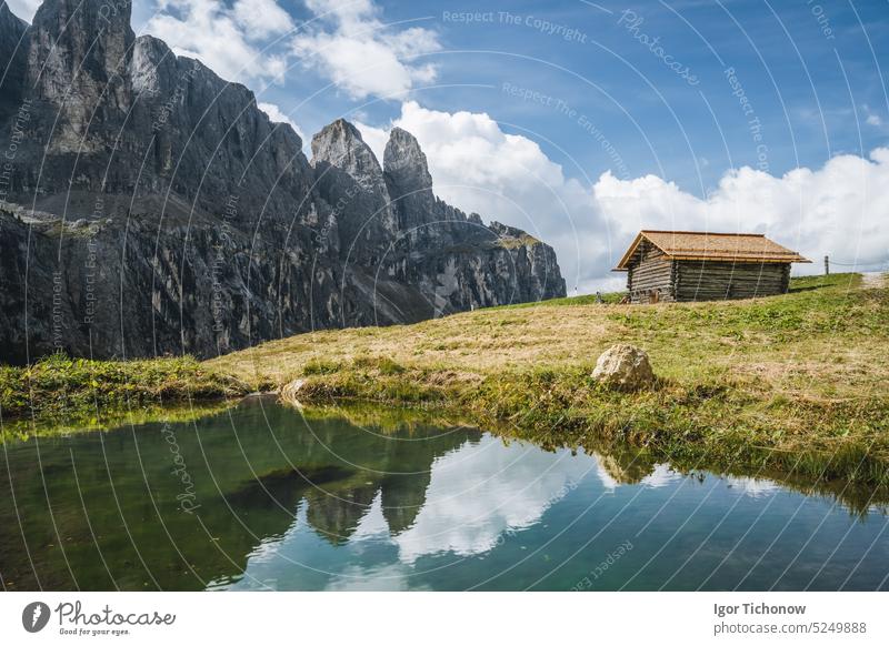 Grödnerjoch und Sellagruppe in den Dolomiten, Südtirol, Italien, Europa Berge u. Gebirge dolomiti gruppo del sella unesco Erbe See Alpe passo Süden alpin Felsen