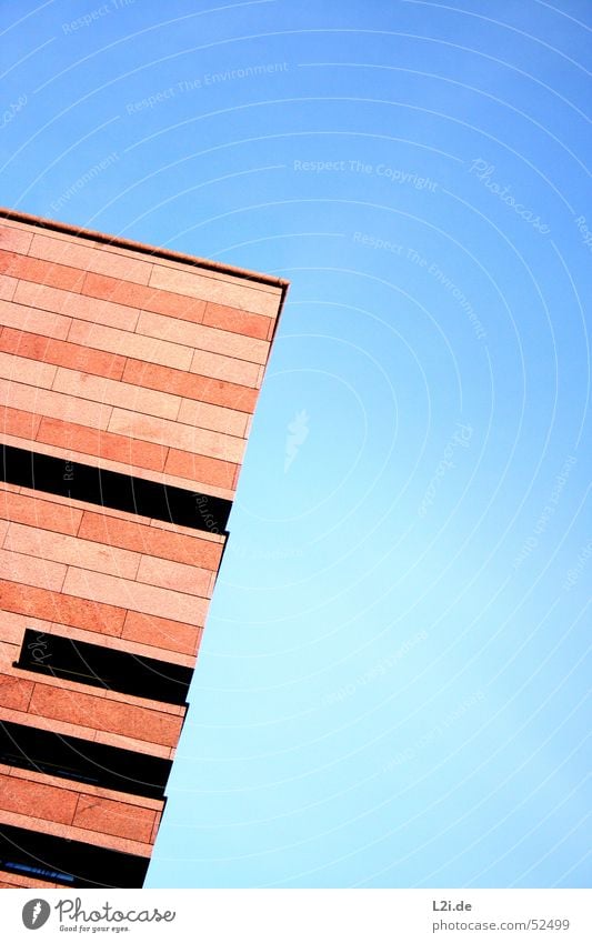 touch the heaven Fenster Treppenhaus Dach Mauer Wand Bürogebäude Haus braun schwarz Turm Himmel Stein modern blau Ecke minden Architektur