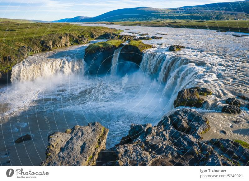 Die Luftaufnahme des wunderschönen Wasserfalls Godafoss nach Regentagen, Island in der Sommersaison Antenne Ansicht blau Natur Fluss Landschaft isländisch