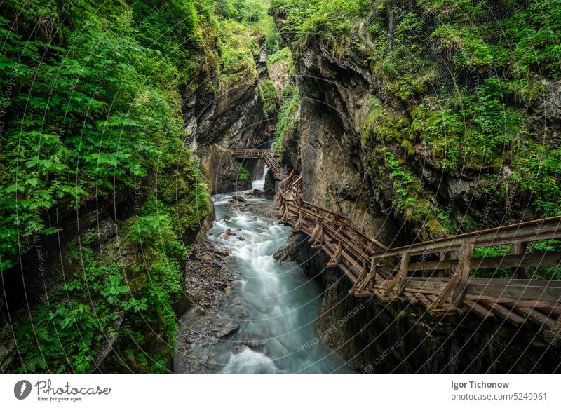 Hölzerner Wanderweg in einer Schlucht mit blauem Bergfluss, Sigmund Thun Klamm, Kaprun, Österreich Griechenland Antenne Insel ionisch panoramisch Dorf Kefalonia