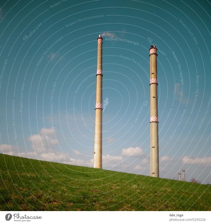 Raucher / Nichtraucher Schornstein Himmel Architektur Industrie Umweltverschmutzung Emission Luftverschmutzung Fabrik Schlot Esse Muldenhütten schräg Paar