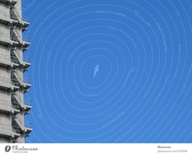 hoch hinaus Wand grau Frankfurt am Main Raster Etage aufsteigen sehr wenige Außenaufnahme Himmel Treppe blau Industriefotografie Leiter Freiheit leer Klarheit