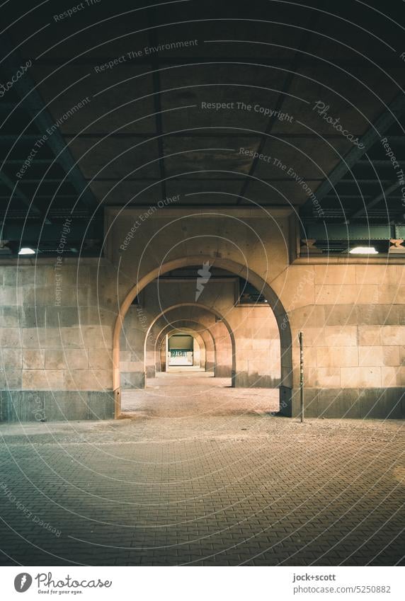 Unter der Hochbahn ist man vom Wetter geschützt Eberswalder Straße Schönhauser Allee Durchgang Unterführung Architektur Wege & Pfade Bauwerk Prenzlauer Berg