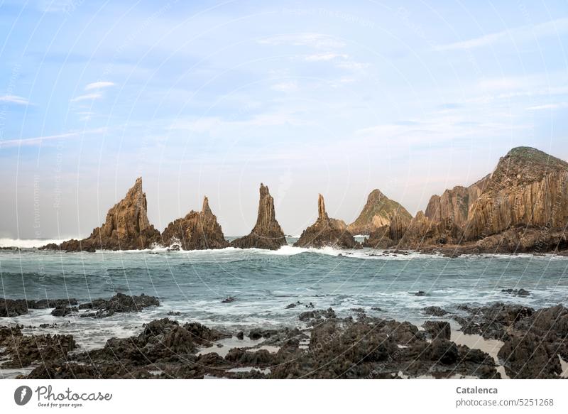 Felsige Strandlandschaft Küste Horizont Wasser Natur Himmel Wetter Tag Klima Tageslicht Umwelt maritim Meer Gesteinsformationen Sehenswürdigkeit Felsformation