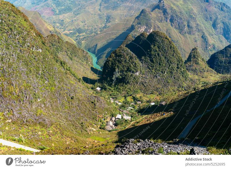 Kleines Dorf im grünen Tal Berge u. Gebirge Landschaft Wohnsiedlung Hochland Natur spektakulär Fluss Hügel malerisch Umwelt Ambitus friedlich Gelände Haus