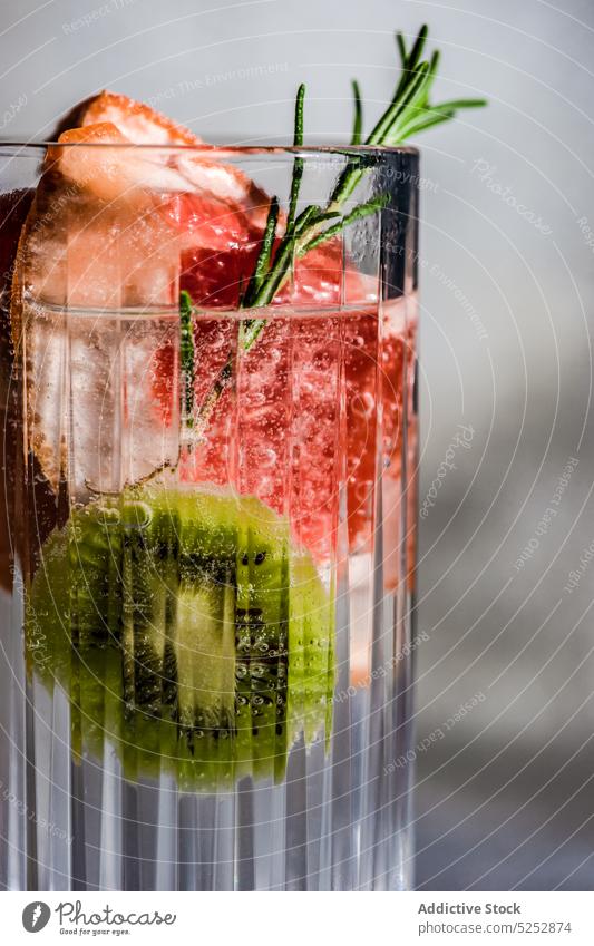 Tropischer Sommer-Cocktail Alkohol Apfel Hintergrund Getränk übersichtlich kalt trinken Frucht Glas Feinschmecker Grapefruit Kiwi orange reif Rosmarin Scheibe