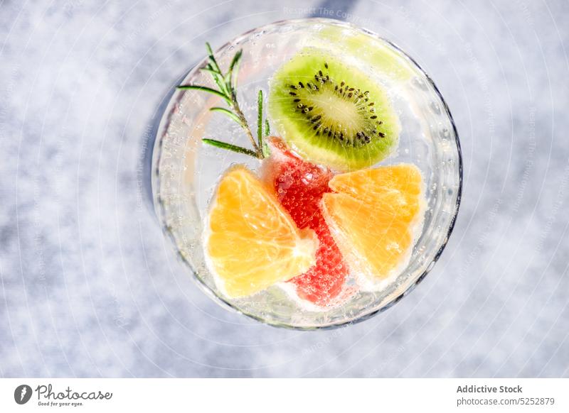 Tropischer Sommer-Cocktail Alkohol Apfel Hintergrund Getränk übersichtlich kalt trinken Frucht Glas Feinschmecker Grapefruit Kiwi orange reif Rosmarin Scheibe