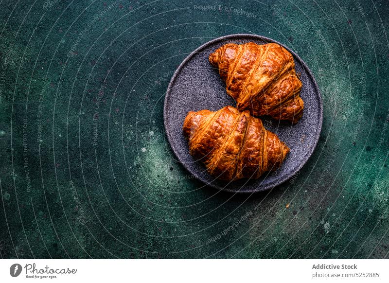 Frisch gebackenes Croissant mit Marmelade Hintergrund Beton knackig Dessert essen Essen Lebensmittel Französisch Mahlzeit Serviette Gebäck Teller süß Tisch