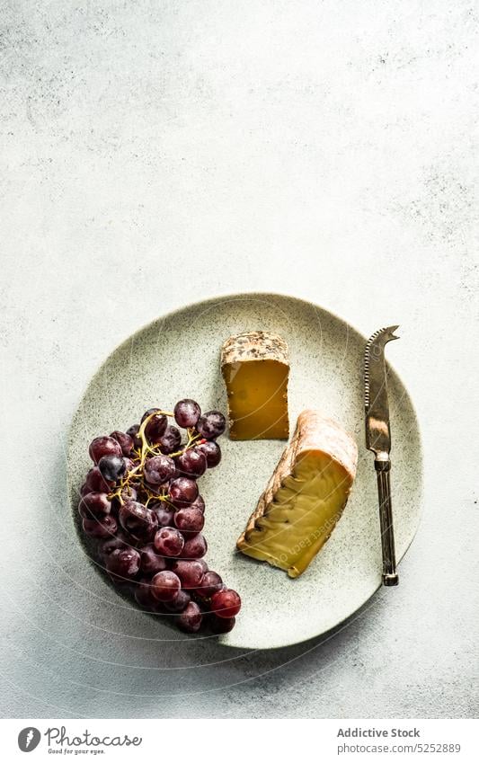 Steinteller mit Käsevariationen Traube Amuse-Gueule Sortiment Hintergrund Beton Kuh Besteck Molkerei essen Essen fermentiert Lebensmittel frisch georgisch grau