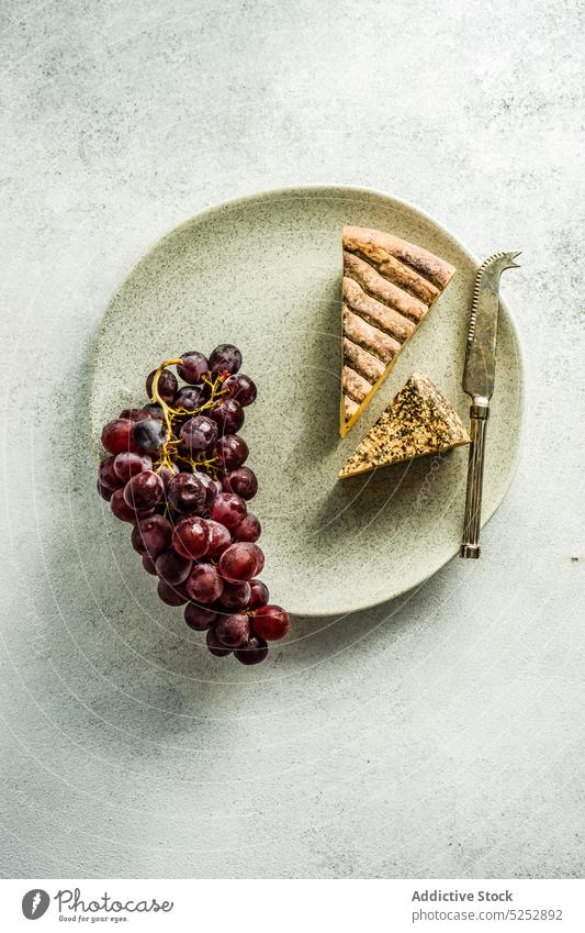 Steinteller mit Käsevariationen Traube Amuse-Gueule Sortiment Hintergrund Beton Kuh Besteck Molkerei essen Essen fermentiert Lebensmittel frisch georgisch grau