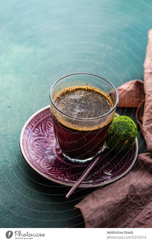 Ein Glas türkischer Kaffee und Pakhlava-Süßigkeiten Ball Schalen & Schüsseln Schokolade Tasse filigran lecker Dessert Lebensmittel Mahlzeit pakhlava Sesam süß