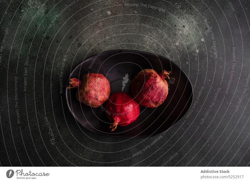 Bio-Granatapfelfrüchte Schalen & Schüsseln Beton Dessert Diät Lebensmittel Frucht Gesundheit Natur organisch Teller reif rustikal Samen Stein Tisch