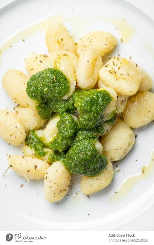 Leckere Gnocchi mit Pestosauce auf dem Teller Saucen Zuprosten dienen Portion kulinarisch Rezept Lebensmittel rustikal Tisch selbstgemacht Küche appetitlich