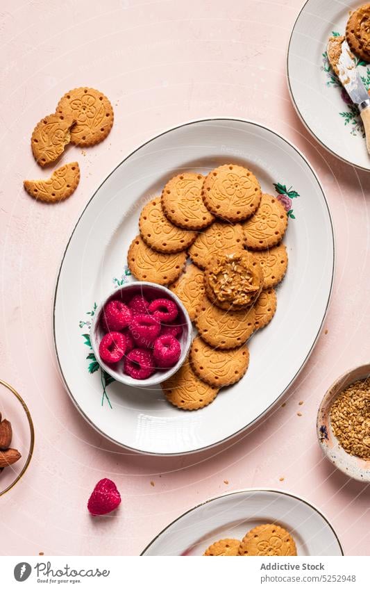 Leckere Kekse mit Erdnussbutter und Himbeeren werden auf dem Tisch serviert süß selbstgemacht lecker Dessert gebacken Biskuit Gebäck Teekanne appetitlich Samen