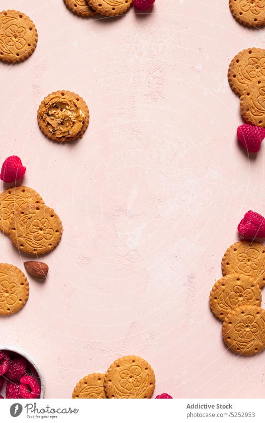 Leckere hausgemachte Kekse mit Himbeeren, Nüssen und Erdnussbutter Biskuit süß lecker Nut Dessert selbstgemacht Hintergrund Samen Lebensmittel Knusprig Gebäck