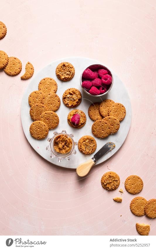 Leckere Kekse mit Erdnussbutter und Himbeeren werden auf dem Tisch serviert süß selbstgemacht lecker Dessert gebacken Biskuit Gebäck Teekanne appetitlich Samen