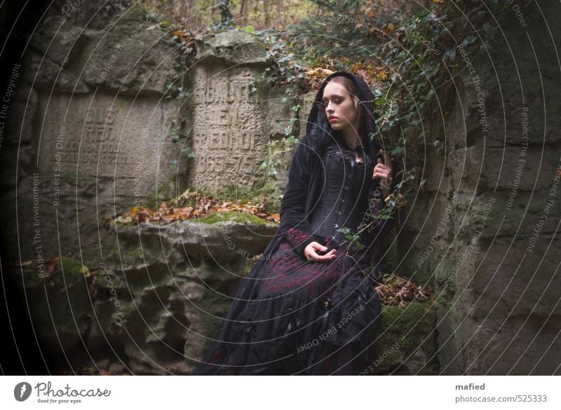 Dark Romantic Junge Frau Jugendliche 1 Mensch Jugendkultur Subkultur Natur Herbst Moos Efeu Garten Park Ruine Bauwerk Friedhof Sehenswürdigkeit Rock Mantel