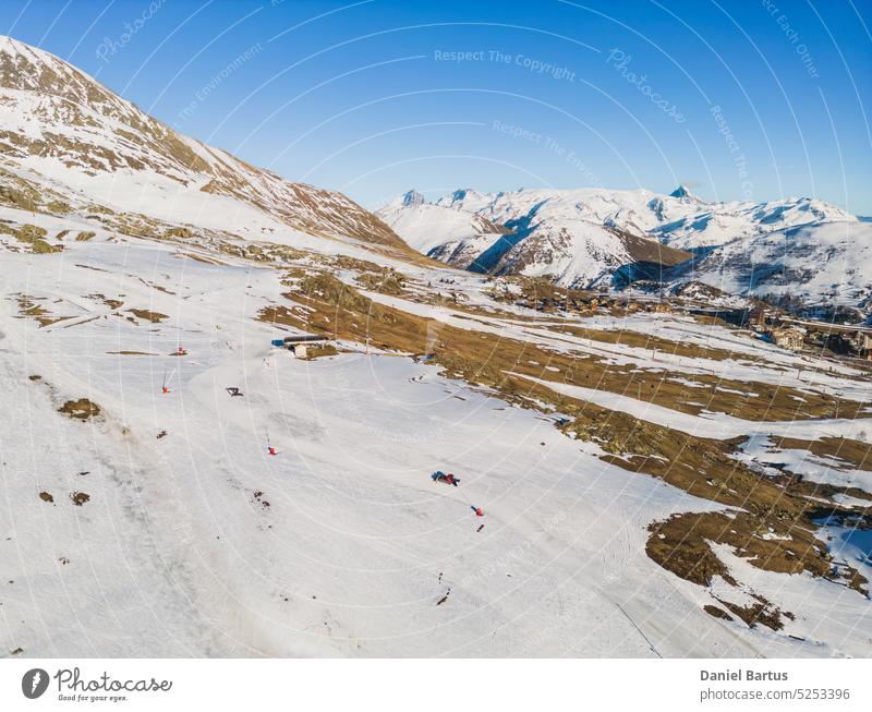 Panoramadrohne mit Blick auf Landschaft und Skigebiet in den französischen Alpen, Alpe D'Huez, Frankreich - Europa alpe d huez Alpe d'Huez alpe d'huez le signal