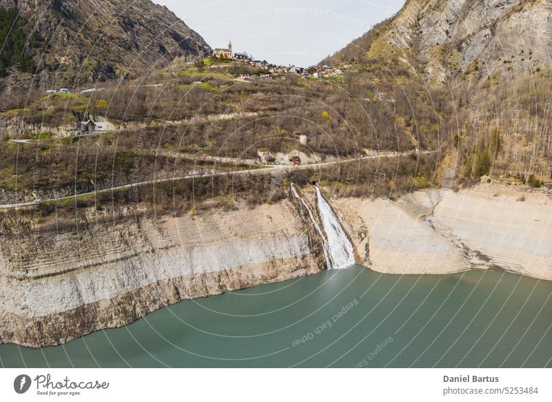 Panoramadrohnenaufnahme des Wasserfalls, der in den Lac Chambon fließt, und des Dorfes Mizoën in den französischen Alpen aktiv alpen alpen berge Almsommer