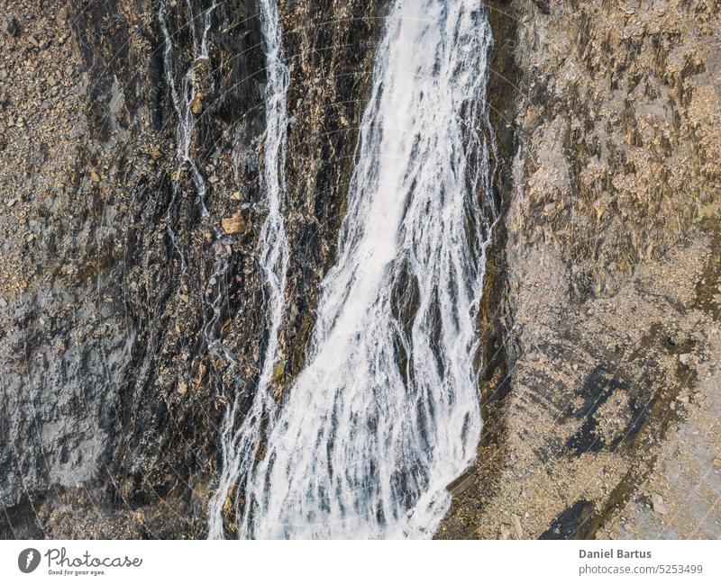 Panoramadrohnenaufnahme eines Wasserfalls, der in den Lac Chambon in den französischen Alpen fließt aktiv alpen alpen berge Almsommer Hintergrund Staustufe