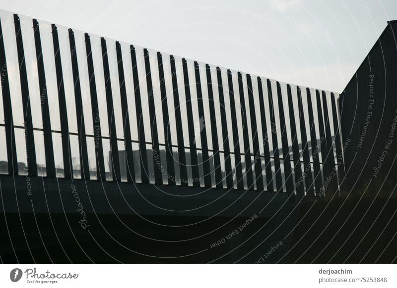 Moderne Lärmschutzwand an der Autobahn. Schutzwand glas sicherheit Außenaufnahme Tag Fenster Menschenleer brücke Fassade Glas Architektur Metall