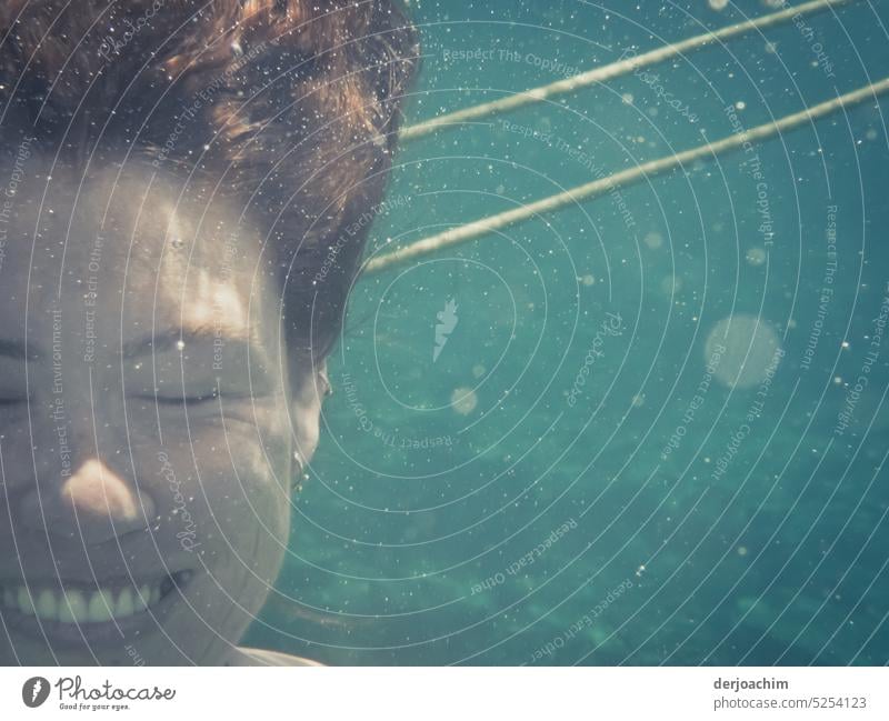 Ich bin eine große Wassermaus. Ich kann unter Wasser auch lachen. Die Augen muss ich aber zu machen. wasser... Schwimmen & Baden Sommer Erholung Meer Farbfoto