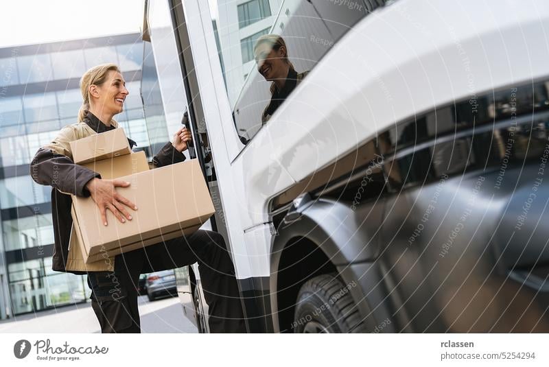 Zusteller, der Pakete aus einem Lieferwagen holt, um sie an einen Kunden zu liefern greifen Barcode-Scanner Beteiligung Lieferant Lächeln Glück Dienst Orden