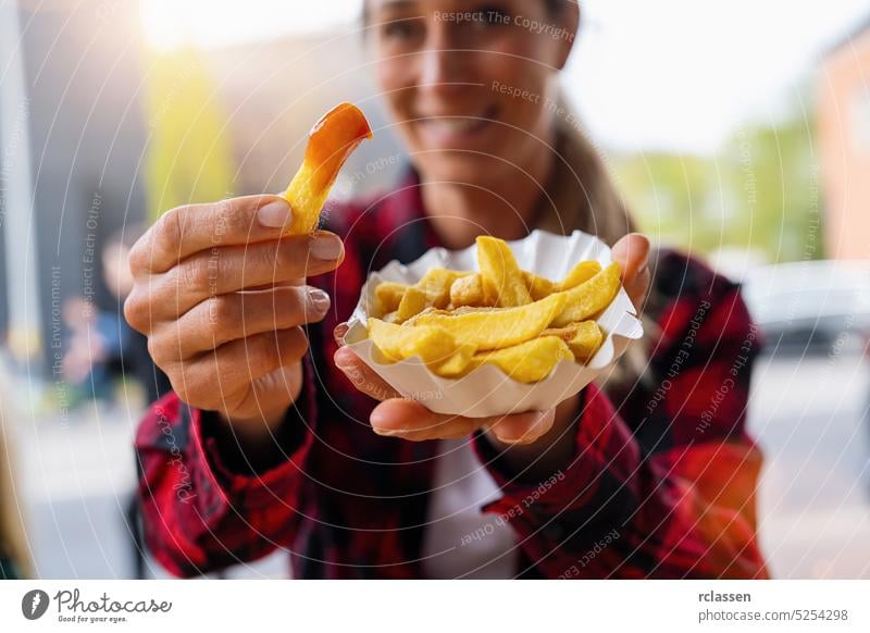 Frau isst Pommes frites mit Ketchup Deutsches Fast Food im Freien in einem Straßencafé Berlin Currywurst Junk Food Wurstwaren Essen Bratwurst Fries Kalorien