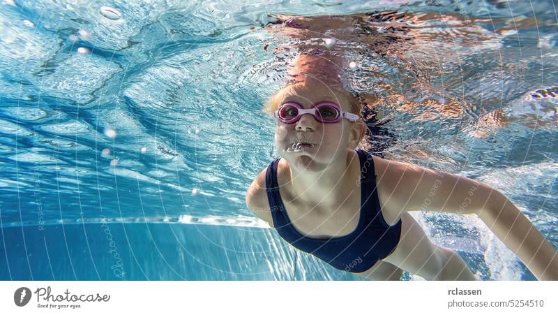 glückliches kleines Mädchen schwimmt unter Wasser Kind Kindheit Kinder Hotel Schnorchel Sinkflug Schnorchelmaske Wassersport thermisch Resort platschen Lächeln