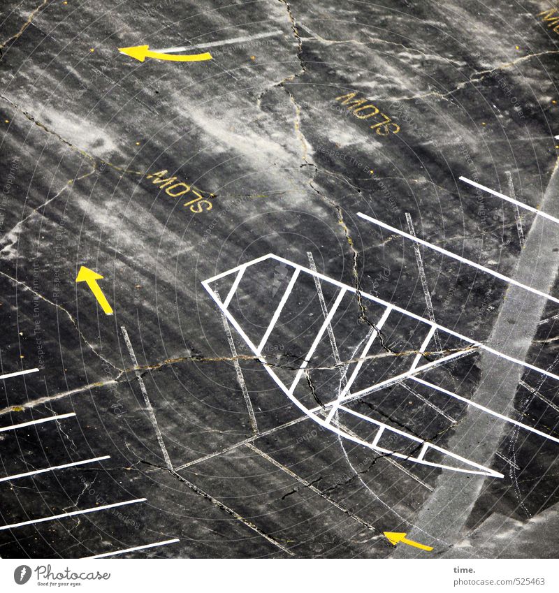 Tiefflieger Verkehr Verkehrswege Personenverkehr Fußgänger Wege & Pfade Parkplatz Parkplatzsuche Asphalt Beton Zeichen Schilder & Markierungen Verkehrszeichen
