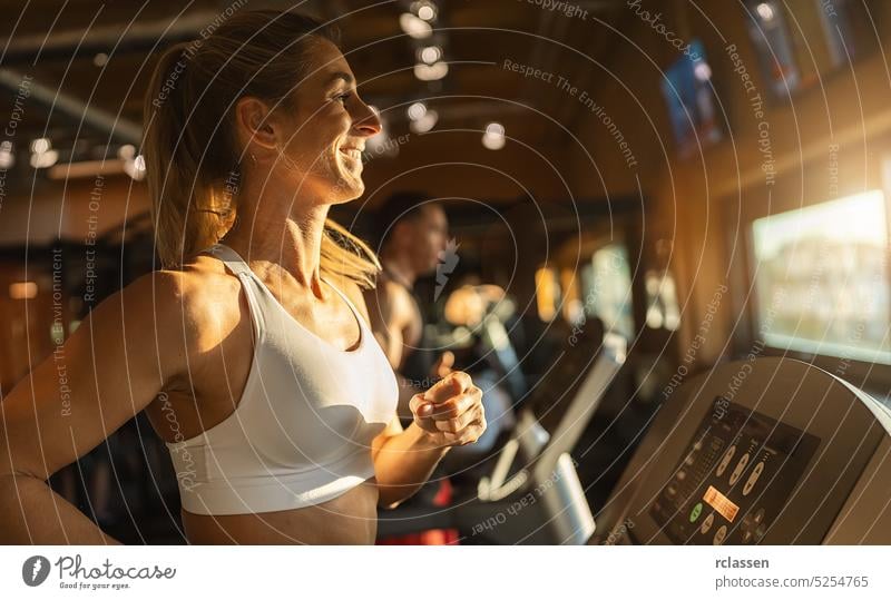 Frau und Mann im Fitnessstudio beim Laufen auf dem Laufband Lifestyle Maschine Sportbekleidung sportlich Training Übung Person Spaß jung schön Gerät Kunstturnen