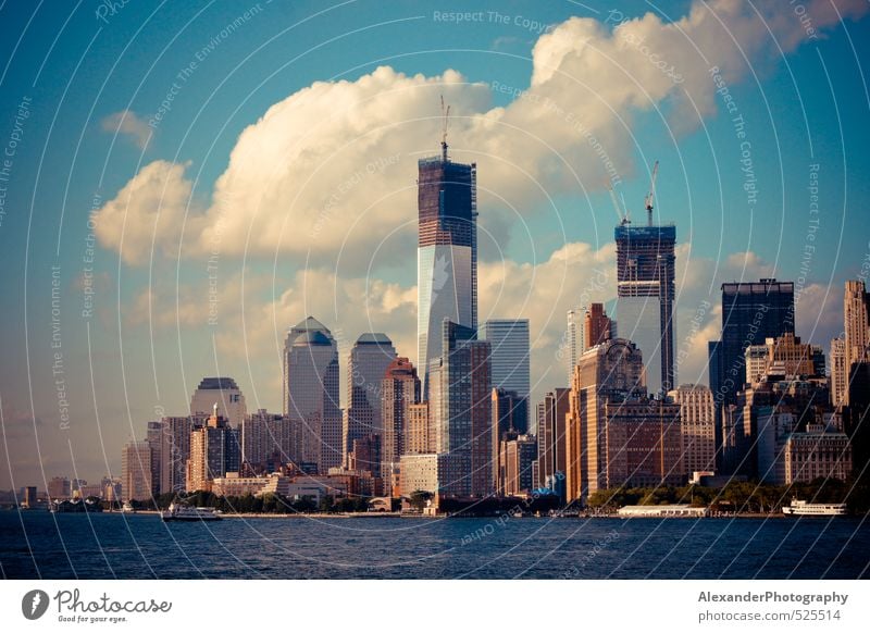 Manhattan Skyline 2012 New York City Stars and Stripes Nordamerika Hochhaus Architektur Kultur modern Farbfoto Außenaufnahme Tag Starke Tiefenschärfe Totale